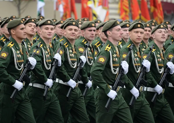 Cadetes de la rama Serpujov de la Academia Militar RVSN lleva el nombre de Pedro Magno durante el desfile en la plaza roja en honor al Día de la Victoria — Foto de Stock