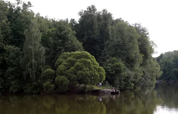 V moskevském parku "Caritsyno" se lidé uvolňovat na horní rybník" — Stock fotografie