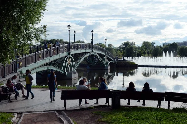 Pont piéton dans le parc de Moscou "Tsaritsyno " — Photo