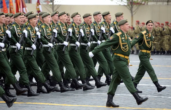 Para kadet Akademi militer radiasi, kimia dan perlindungan biologis yang dinamai dari Marsekal Uni Soviet S. Tymoshenko selama parade di lapangan merah untuk menghormati Hari Kemenangan — Stok Foto