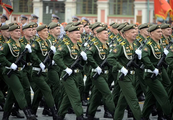 Cadetes da Academia militar de radiação, proteção química e biológica nomeado após o marechal da União Soviética S. Tymoshenko durante o desfile na praça vermelha em honra do Dia da Vitória — Fotografia de Stock