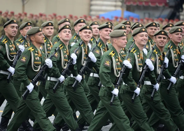 Cadets of the military Academy of radiation, chemical and biological protection named after Marshal of the Soviet Union S. Tymoshenko during the parade on red square in honor of Victory Day — Stock Photo, Image