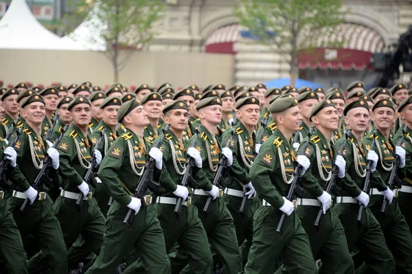 Cadetes de la Academia Militar de Radiación, Protección Química y Biológica que lleva el nombre del Mariscal de la Unión Soviética S. Tymoshenko durante el desfile en la Plaza Roja en honor al Día de la Victoria — Foto de Stock