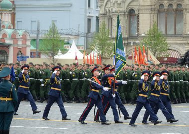  Rusya Federasyonu Soruşturma Komitesi'nin harbiyeli kolordu öğrencileri Zafer Bayramı onuruna Kızıl Meydan'da bir geçit töreni sırasında Alexander Nevsky adını