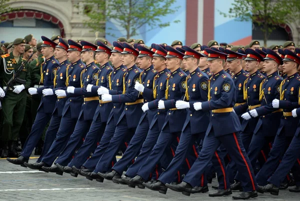 Alunos do corpo de cadetes do Comitê de Investigação da Federação Russa nomeado após Alexander Nevsky durante um desfile na Praça Vermelha em honra do Dia da Vitória — Fotografia de Stock
