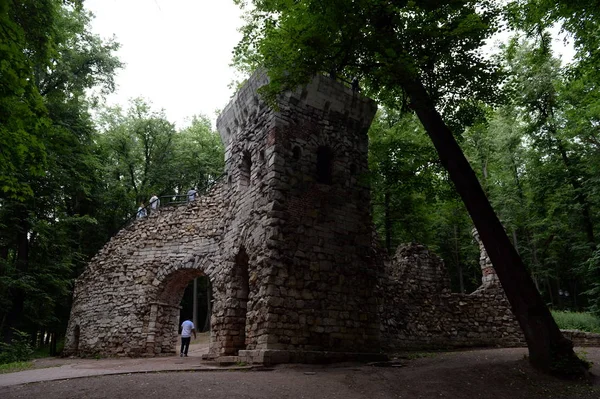 La vieja torre-ruina en el Museo-Reserva de Moscú Tsaritsyn —  Fotos de Stock