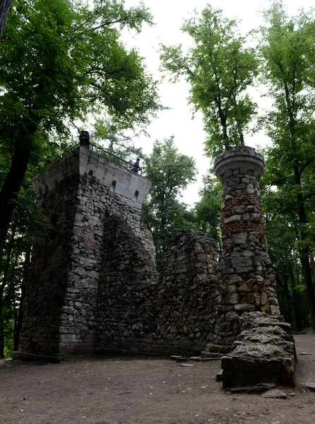 A velha torre-ruína no Museu-Reserva de Moscou Tsaritsyn — Fotografia de Stock