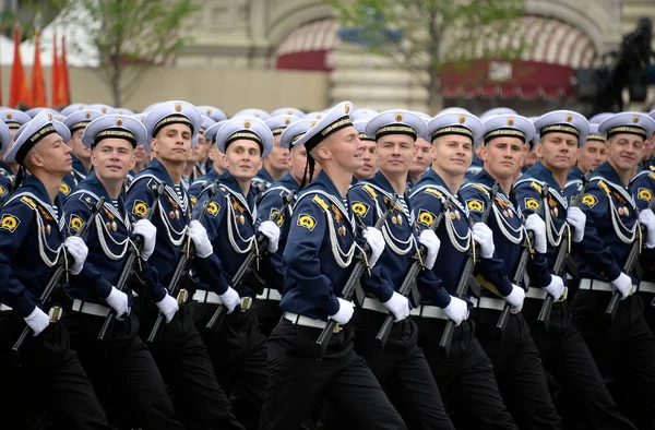 Cadetes do Instituto Politécnico Naval durante o desfile na praça vermelha em honra do Dia da vitória — Fotografia de Stock