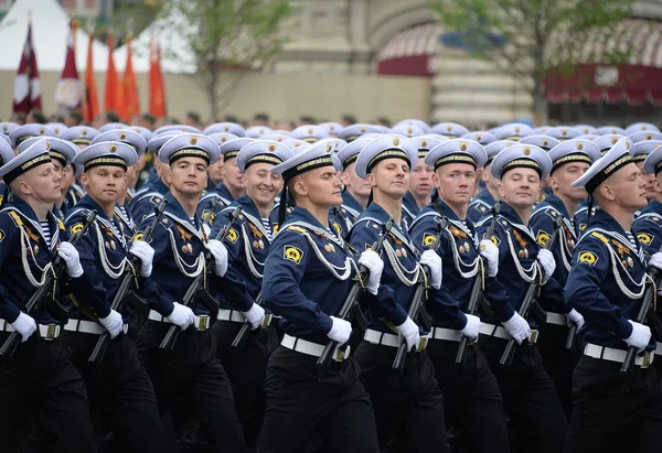 海军理工学院学员在红场阅兵纪念胜利日 — 图库照片