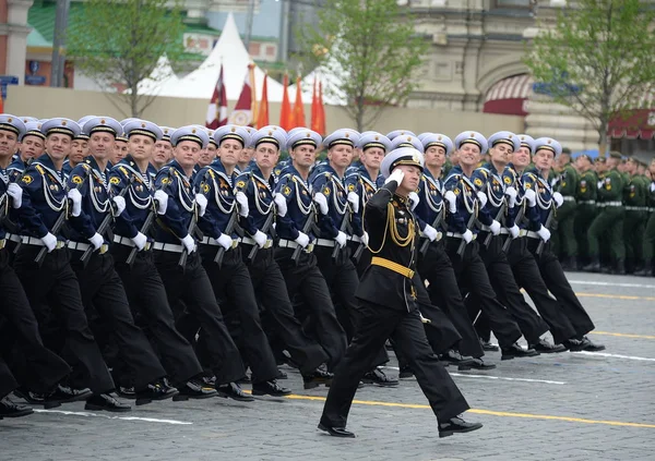 Cadetten van het Naval Polytechnic Institute tijdens de parade op het Rode plein ter ere van de dag van de overwinning — Stockfoto