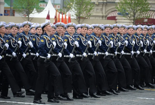 海军理工学院学员在红场阅兵纪念胜利日 — 图库照片