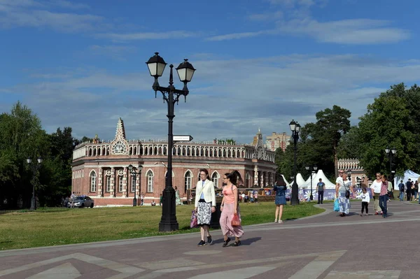 As pessoas caminham no Museu-reserva histórica e arquitetônica do Estado "Tsaritsyno " — Fotografia de Stock