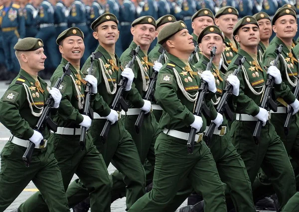 Soldiers of the 38th separate railway brigade during the parade on red square in honor of victory Day — Stock Photo, Image