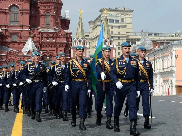 Soldiers Ryazan airborne command school. V. Margelova during the parade on red square in honor of Victory Day — Stock Photo, Image