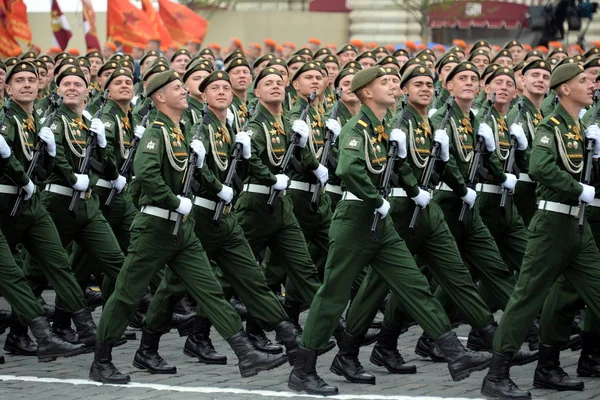 Żołnierze 38-tej brygady kolejowej podczas parady na czerwonym placu na cześć dnia zwycięstwa — Zdjęcie stockowe