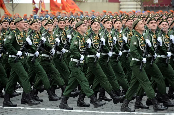 Soldaten van de 38e afzonderlijke spoorweg brigade tijdens de parade op het Rode plein ter ere van de dag van de overwinning — Stockfoto