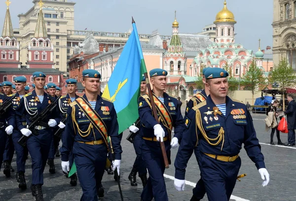 Soldiers Ryazan airborne command school. V. Margelova during the parade on red square in honor of Victory Day — Stock Photo, Image