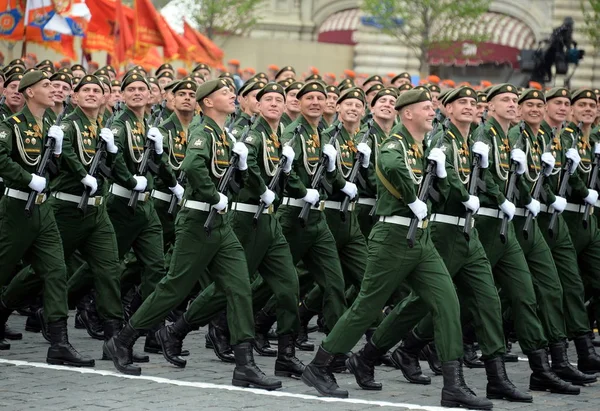 Soldados de la 38ª brigada ferroviaria separada durante el desfile en la plaza roja en honor al Día de la Victoria —  Fotos de Stock