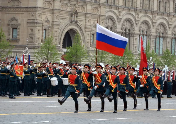 Soldiers of the honor guard of a separate commandant regiment of the Transfiguration bear the banner of Victory and the Russian flag at a military parade on red square — Stock Photo, Image