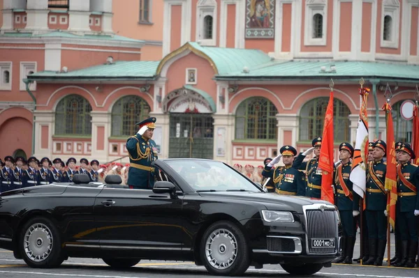 ロシアのセルゲイ・ショイグ防衛大臣、勝利の日に捧げられたパレード、車「オーラス」" — ストック写真