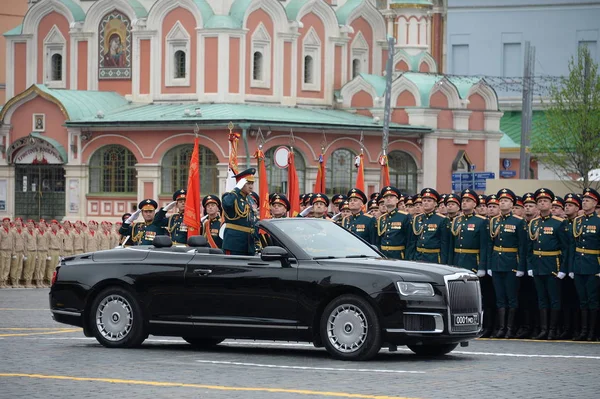 El ministro de defensa de Rusia Sergey Shoigu, el desfile dedicado al Día de la Victoria, el coche "Aurus " — Foto de Stock
