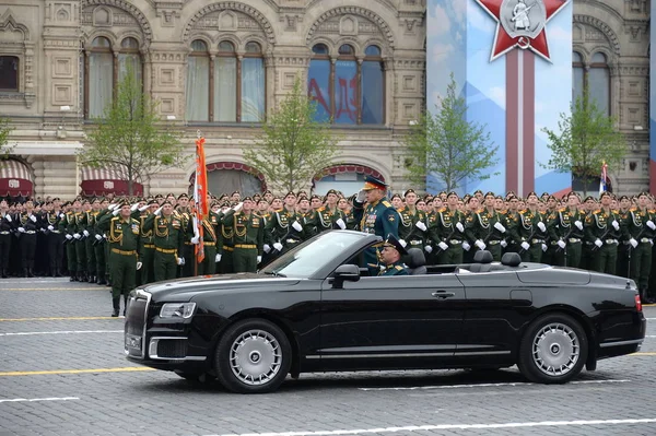 ロシアのセルゲイ・ショイグ防衛大臣、勝利の日に捧げられたパレード、車「オーラス」" — ストック写真