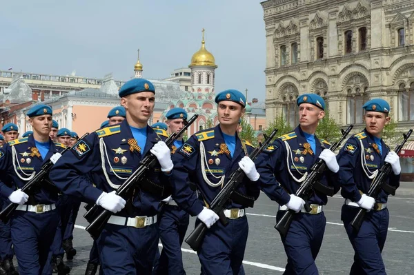 Cadetti dell'Accademia dell'Aeronautica Militare dal nome del professor Zhukovsky e Gagarin sulla piazza rossa durante la celebrazione del Giorno della Vittoria — Foto Stock