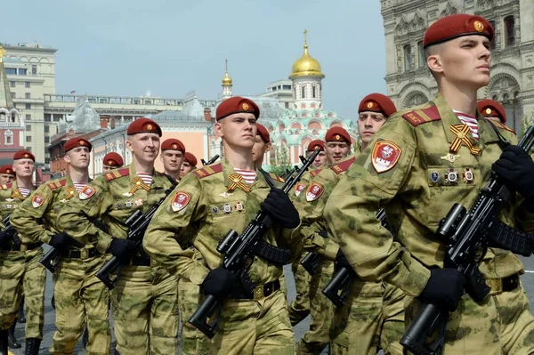 Солдаты отделяют дивизию от них. Войска Дзержинской национальной гвардии на Красной площади во время празднования 74-й годовщины Победы — стоковое фото