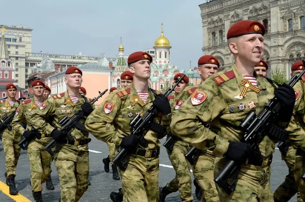 Os soldados separam a divisão deles. Tropas da guarda nacional de Dzerzhinsky na praça vermelha durante a celebração do 74o aniversário da Vitória — Fotografia de Stock