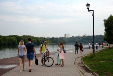  İnsanlar Moskova emlak Kolomenskoye dolgu boyunca yürümek