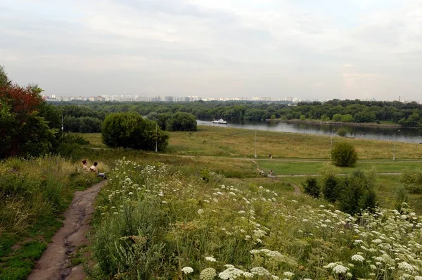 Zomerdag in de Moskouse keizerlijke landgoed van Kolomenskoye — Stockfoto