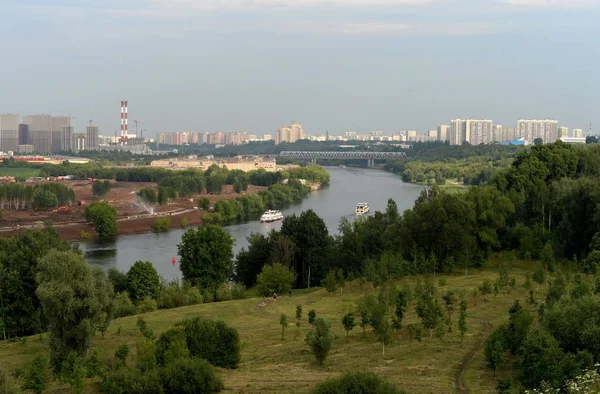 俄罗斯莫斯科 2018年7月14日 莫斯科科洛门斯科耶帝国庄园的夏日 — 图库照片