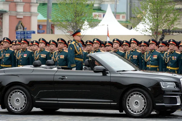 Comandante en jefe de las fuerzas terrestres del ejército de la Federación Rusa el general Oleg Salyukov en el coche "Aurus " — Foto de Stock