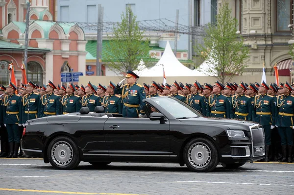 Opperbevelhebber van de land macht van de Russische Federatie Army General Oleg Salyukov op de auto "Aurus" — Stockfoto