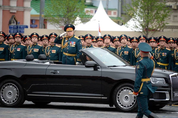 Dowódca sił lądowych armii Federacji Rosyjskiej generał Oleg Salyukov w samochodzie "zaurus" — Zdjęcie stockowe
