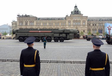  Rus termonükleer silah kıtalararası balistik füze Yars Moskova'da Zafer Bayramı'nın 74 yıldönümü için ayrılmış geçit şenlikleri