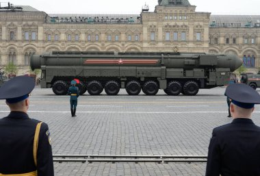  Rus termonükleer silah kıtalararası balistik füze Yars Moskova'da Zafer Bayramı'nın 74 yıldönümü için ayrılmış geçit şenlikleri