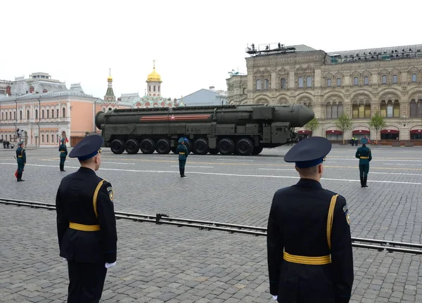 Russische thermonucleaire wapen Intercontinental ballistische Missile yars op Parade festiviteiten gewijd aan 74 verjaardag van de overwinning dag in Moskou — Stockfoto