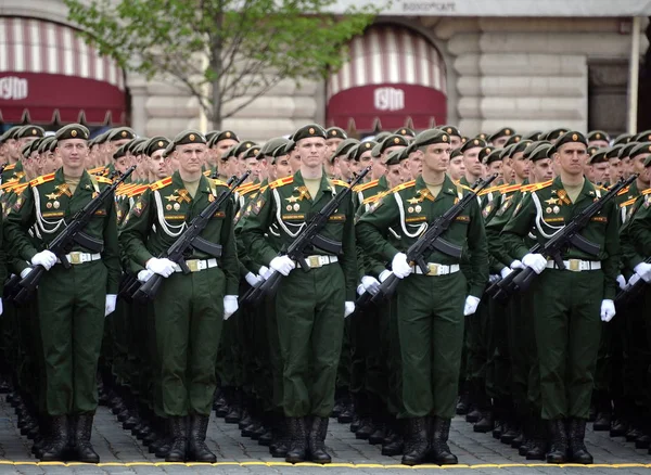 Kadet dari Universitas Militer Kementerian Pertahanan Federasi Rusia selama parade di lapangan merah untuk menghormati Hari Kemenangan — Stok Foto