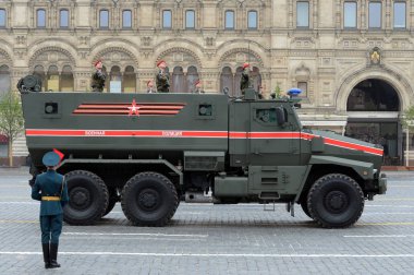  Moskova'daki Zafer Bayramı şerefine geçit töreni. Zırhlı kamyon Ural-63095 