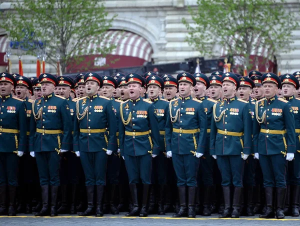 Oficiais da Academia de Armas combinada das Forças Armadas da Federação Russa durante o desfile na praça vermelha em honra do Dia da Vitória — Fotografia de Stock