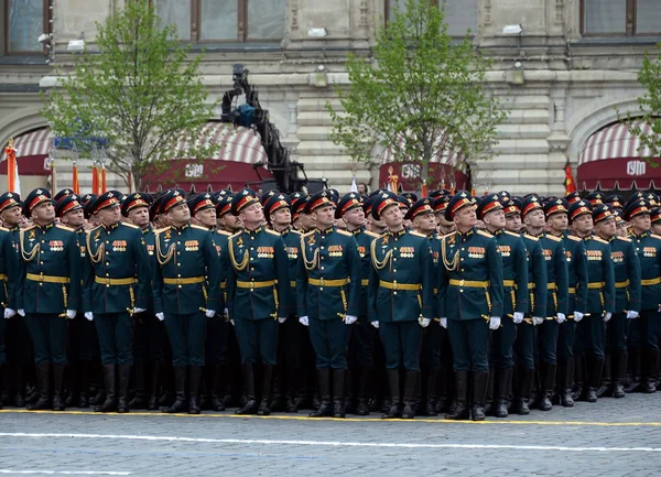 Ufficiali dell'Accademia combinata delle Forze Armate della Federazione Russa durante la parata sulla piazza rossa — Foto Stock