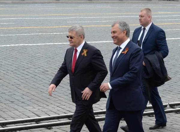 Presidente della Duma di Stato dell'Assemblea federale della Federazione russa Vyacheslav Volodin e procuratore generale Yuri Chaika sulla piazza rossa — Foto Stock