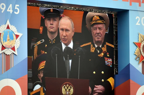 Il presidente russo Vladimir Putin parla sulla piazza rossa durante il Giorno della vittoria — Foto Stock