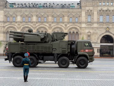 Moskova'nın kırmızı meydanında zafer geçit töreni sırasında uçaksavar füze ve silah kompleksi 