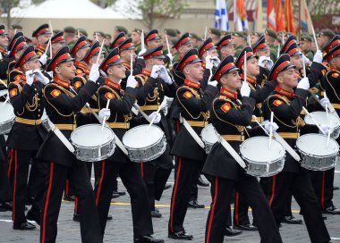  Zafer Günü onuruna Kırmızı Meydan'da geçit töreni sırasında Moskova askeri müzik okulunun davulcular