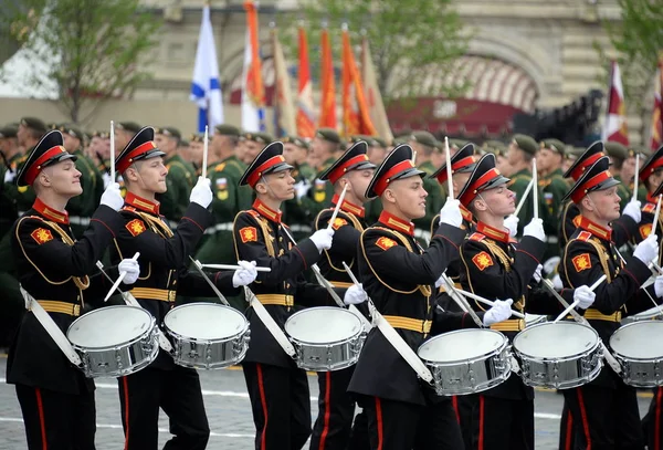 Zafer Günü onuruna Kırmızı Meydan'da geçit töreni sırasında Moskova askeri müzik okulunun davulcular — Stok fotoğraf