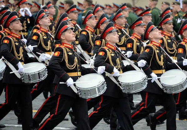 Bateristas de la escuela de música militar de Moscú durante el desfile en la plaza roja en honor a la victoria Día —  Fotos de Stock