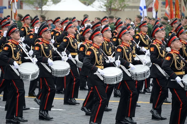Os bateristas da escola de música militar de Moscou durante o desfile na praça vermelha em honra do Dia de vitória — Fotografia de Stock