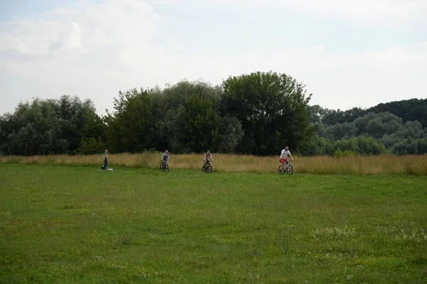 Radfahrer auf einem Spaziergang im Moskauer Anwesen "kolomenskoye" Sommertag — Stockfoto